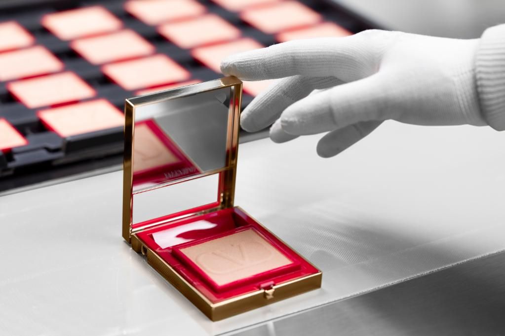 L’Oréal divulga fotos da linha de maquiagem de luxo desenvolvida com a Maison Valentino