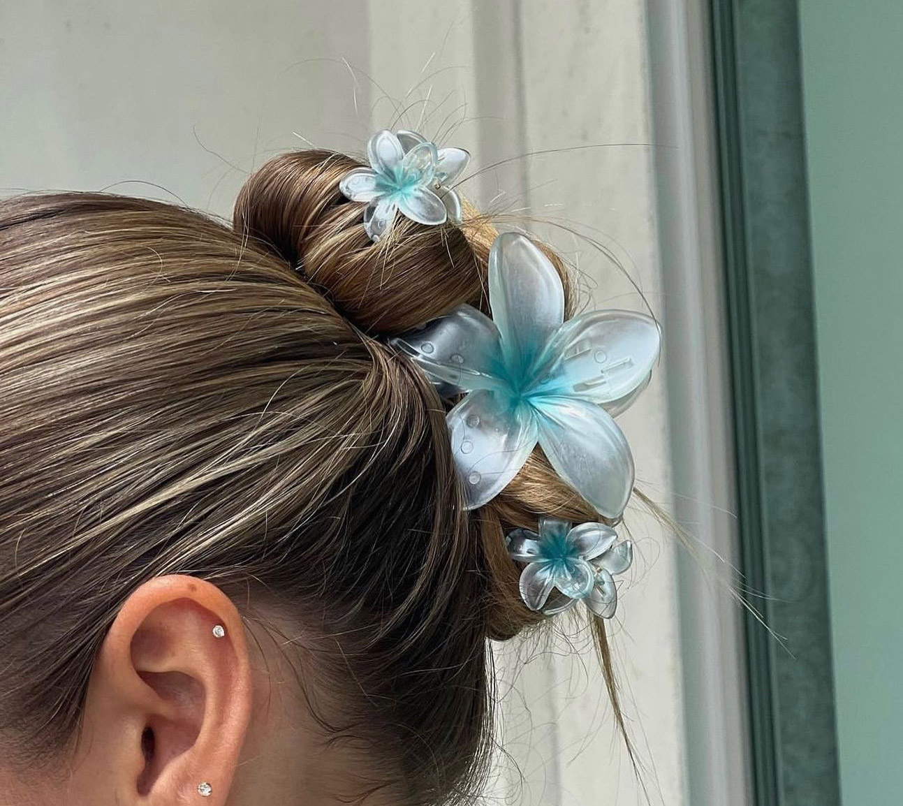 presilha de flor no cabelo