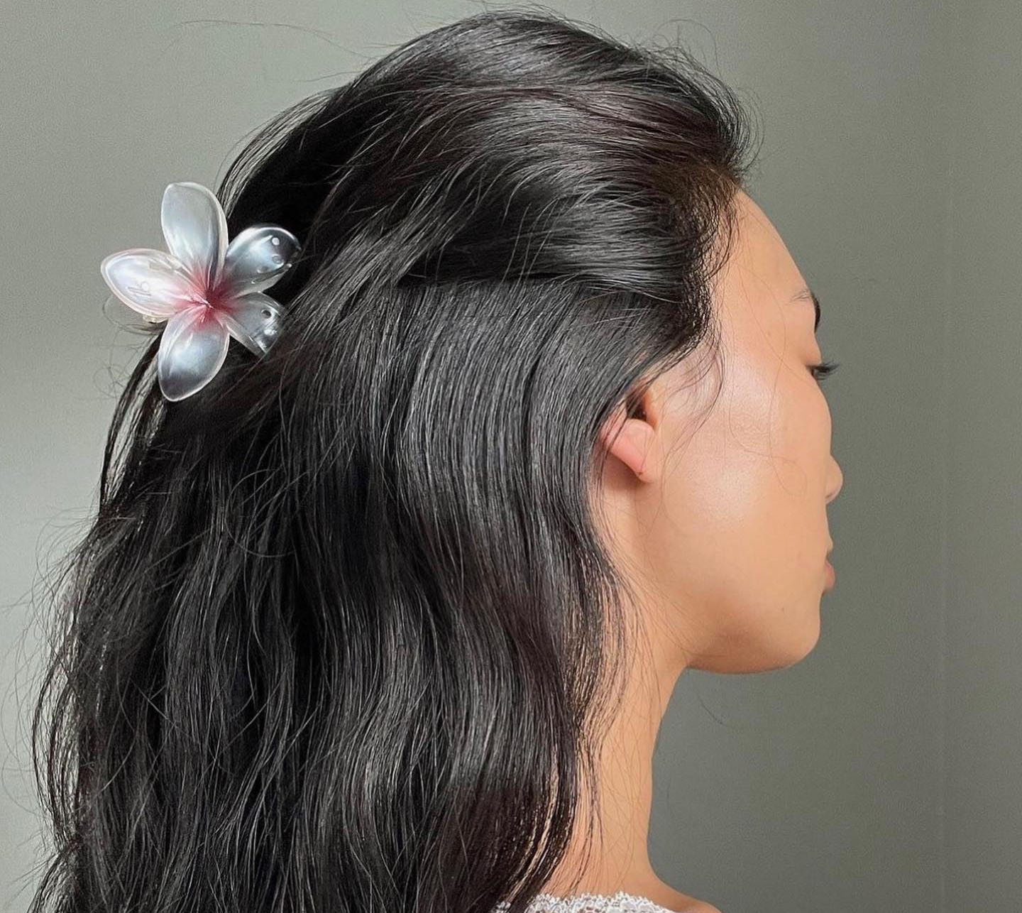 presilha de flor no cabelo