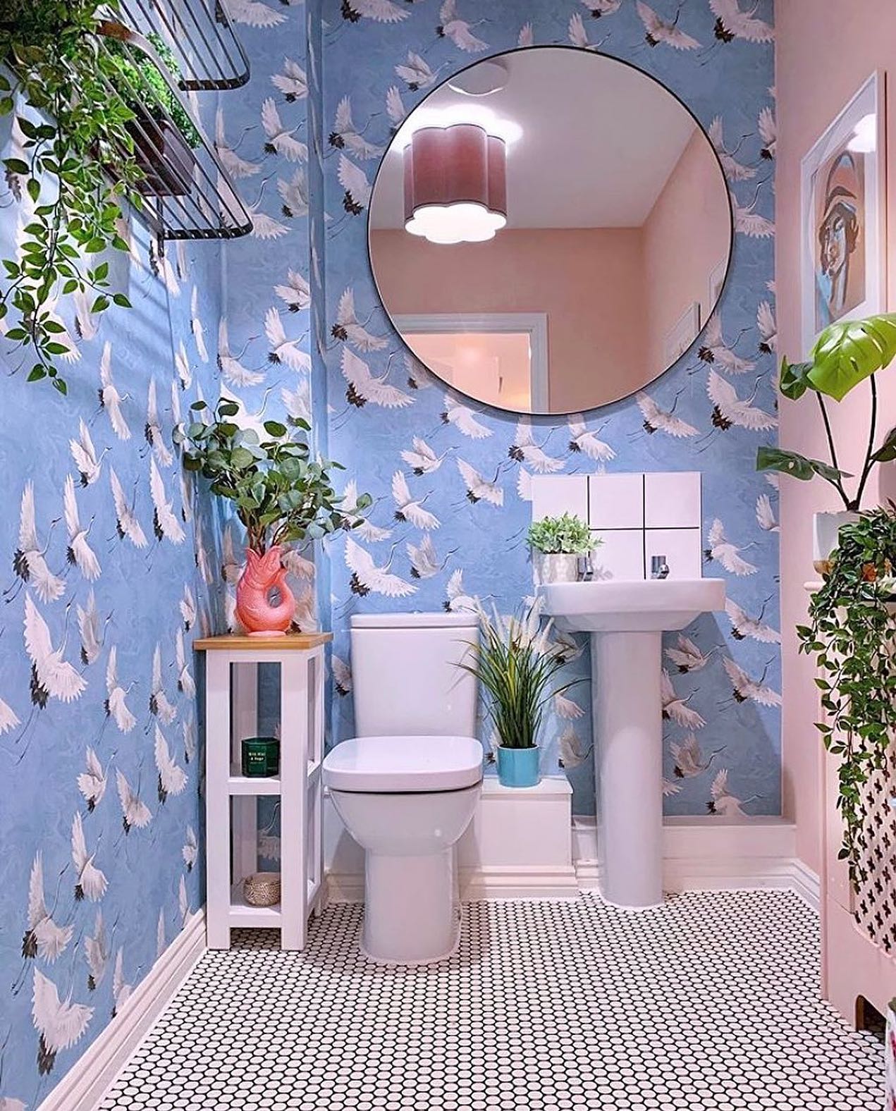 banheiro com papel de parede azul