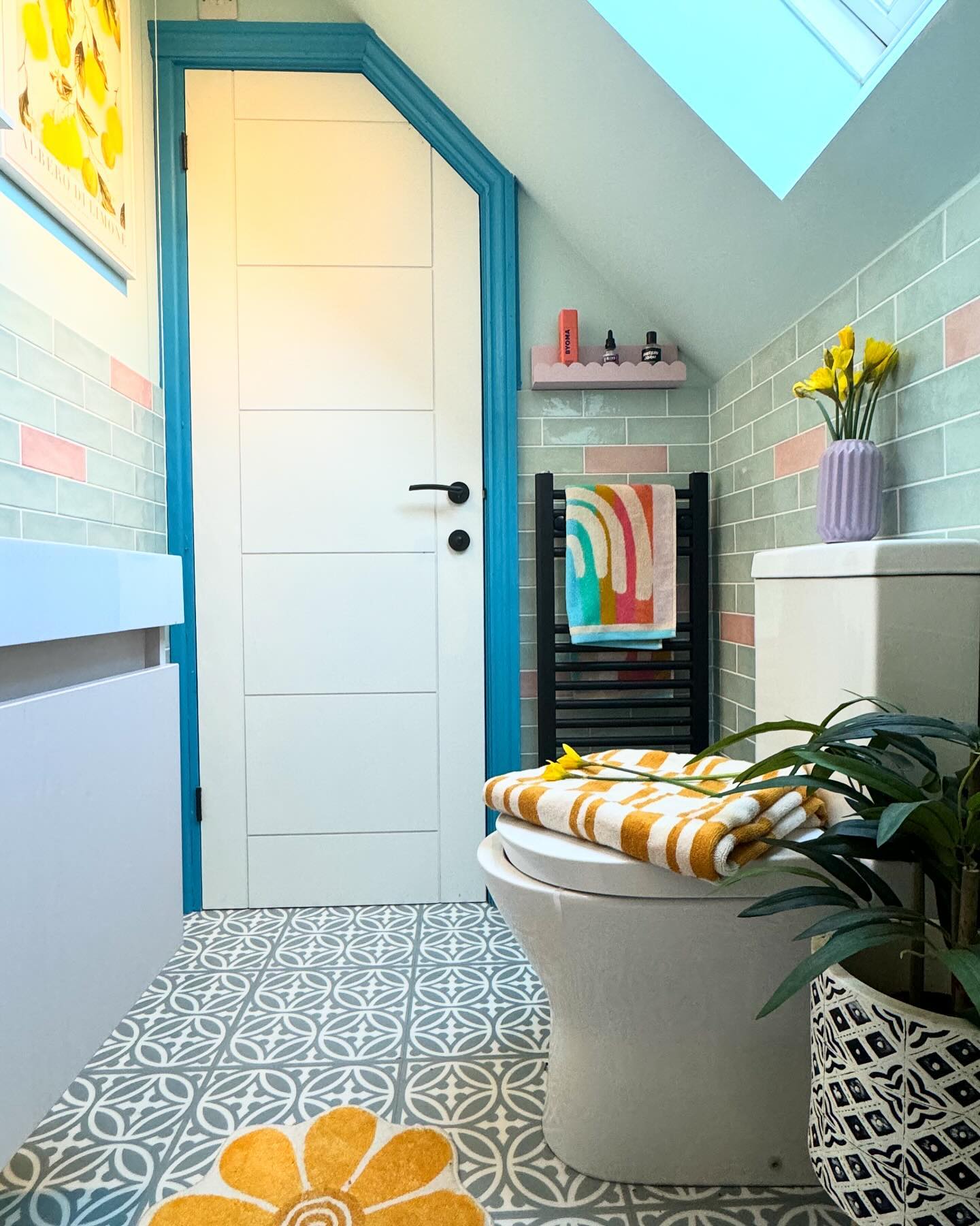 banheiro pequeno e colorido