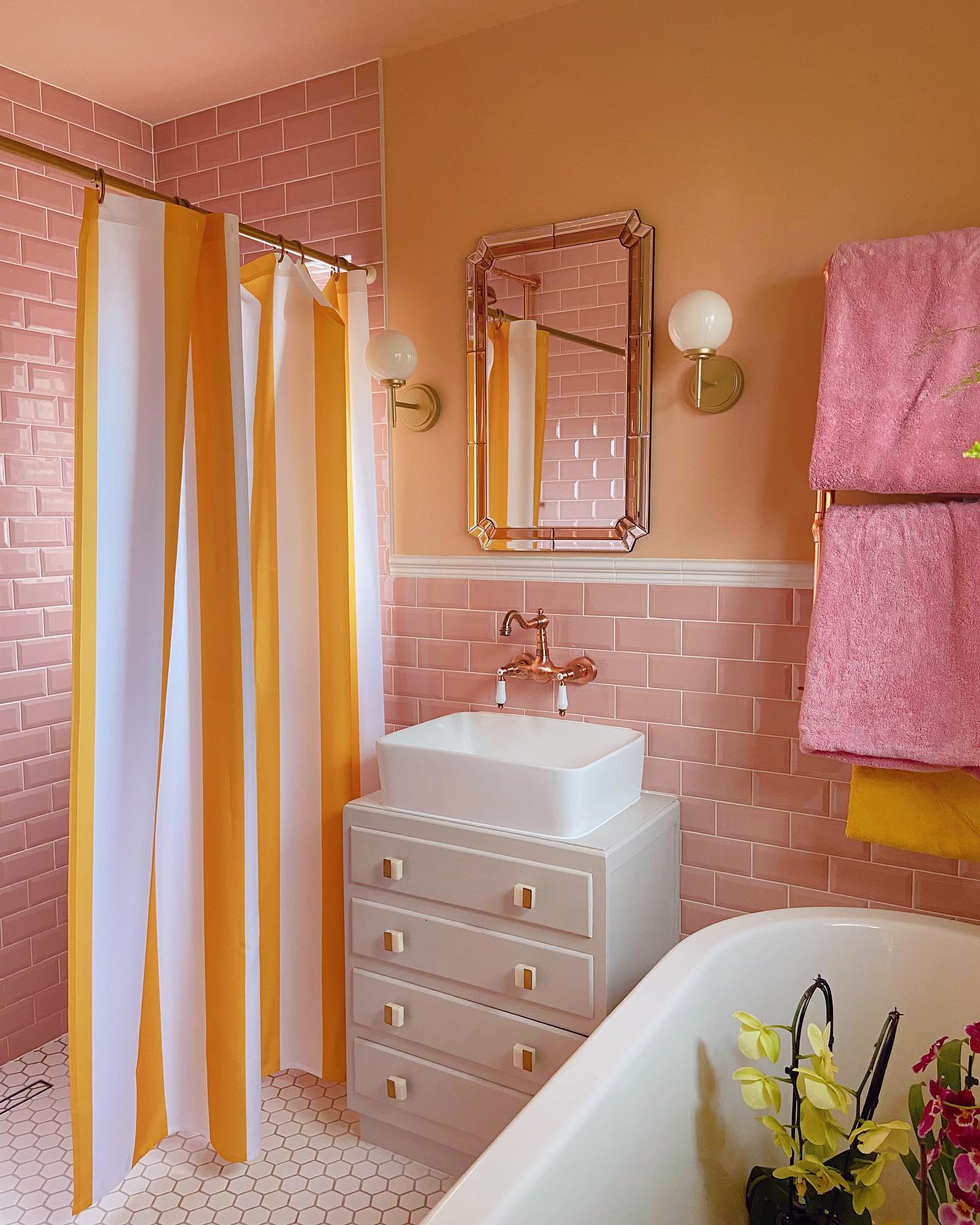 banheiro rosa com amarelo
