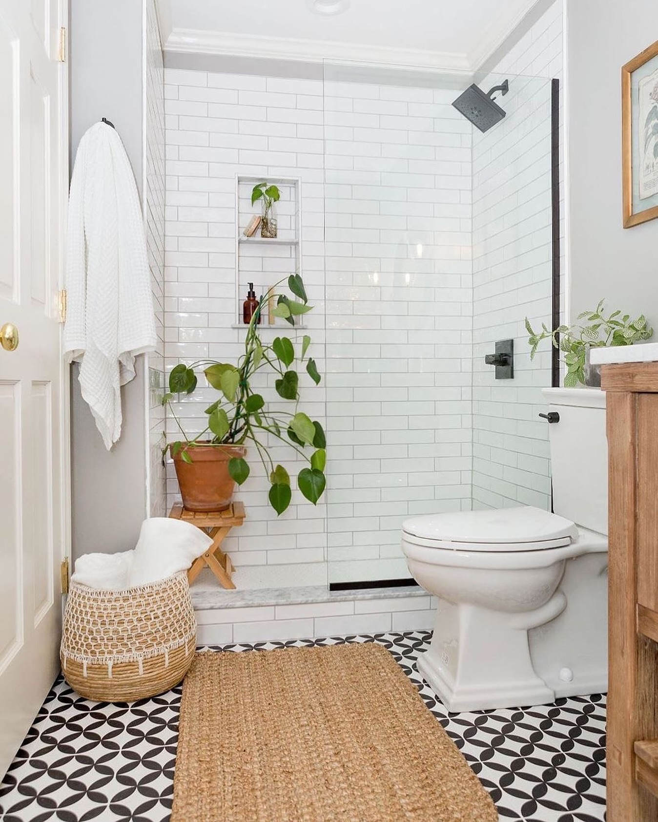 banheiro branco com planta