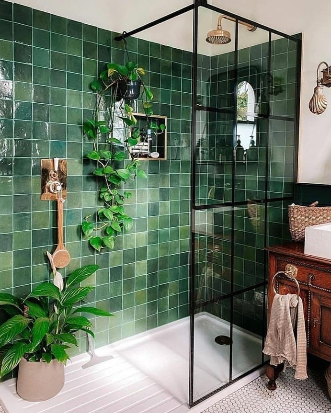 banheiro verde com plantas